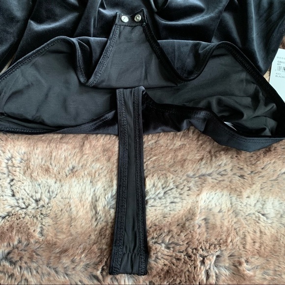 Good American Velvet Deep V Bodysuit Black Velvet - Picture 6 of 9